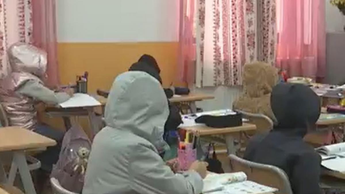Peste 100 de elevi din Constanta studieza in frig