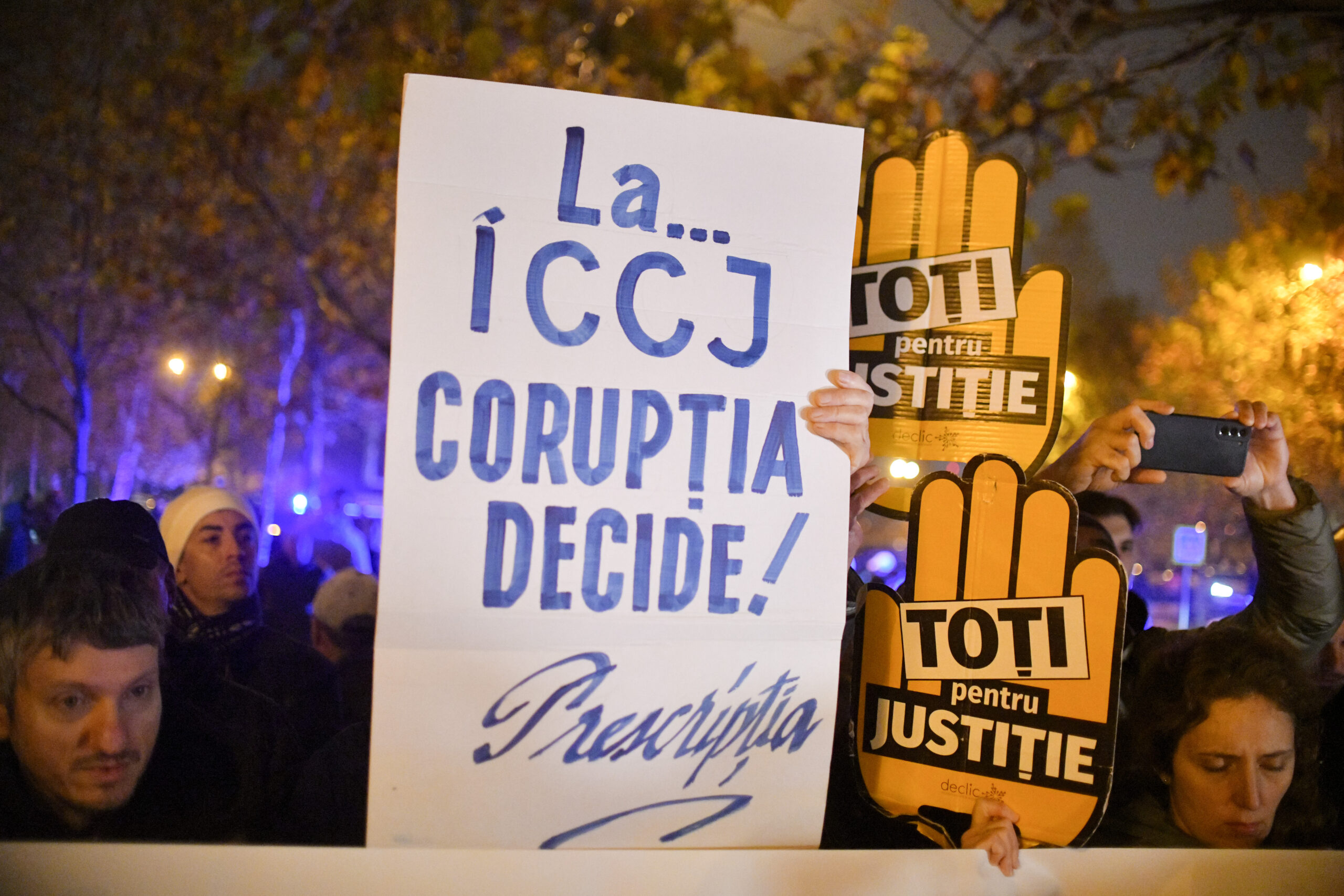Protest la Curtea Suprema impotriva Liei Savonea
