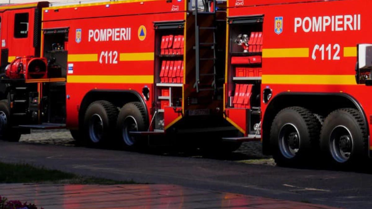 Ambulanta rasturnata si in flacari pe A1