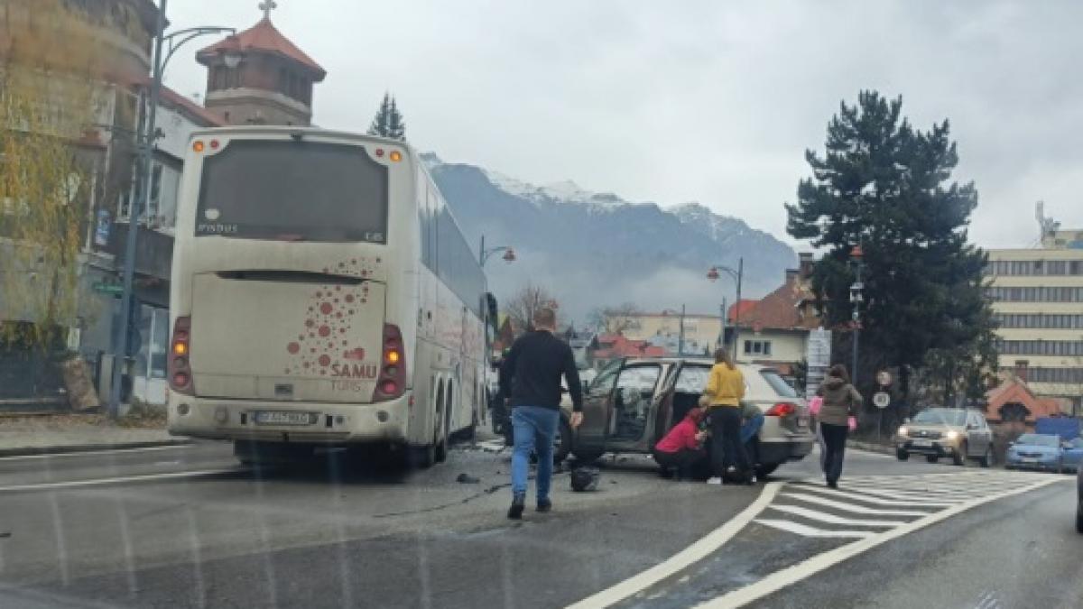 Autocar cu 71 de persoane s a izbit de masina la Sinaia