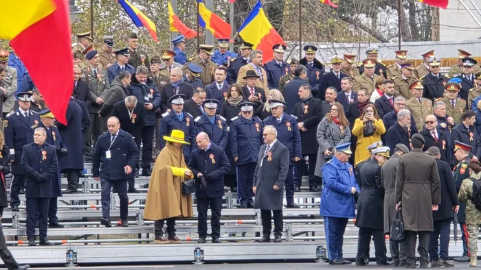 Cine este femeia cu palarie galbena la parada