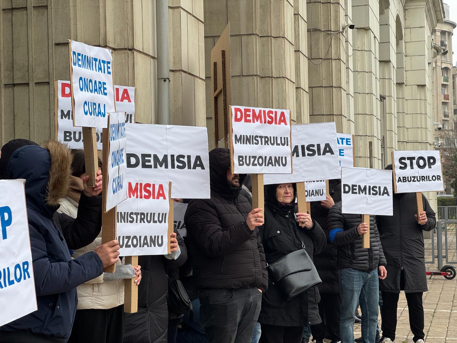Protest la Ministerul Mediului Fara apa fara solutii