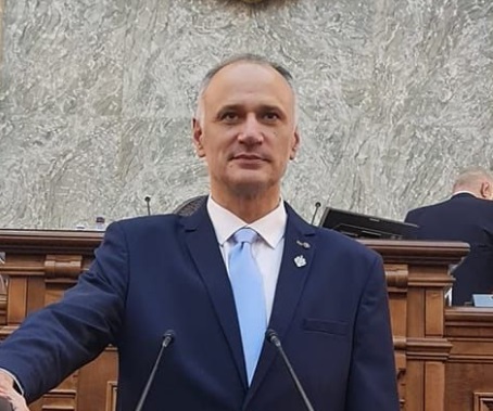 Senatorul pentru Aparare si experienta sa diversa