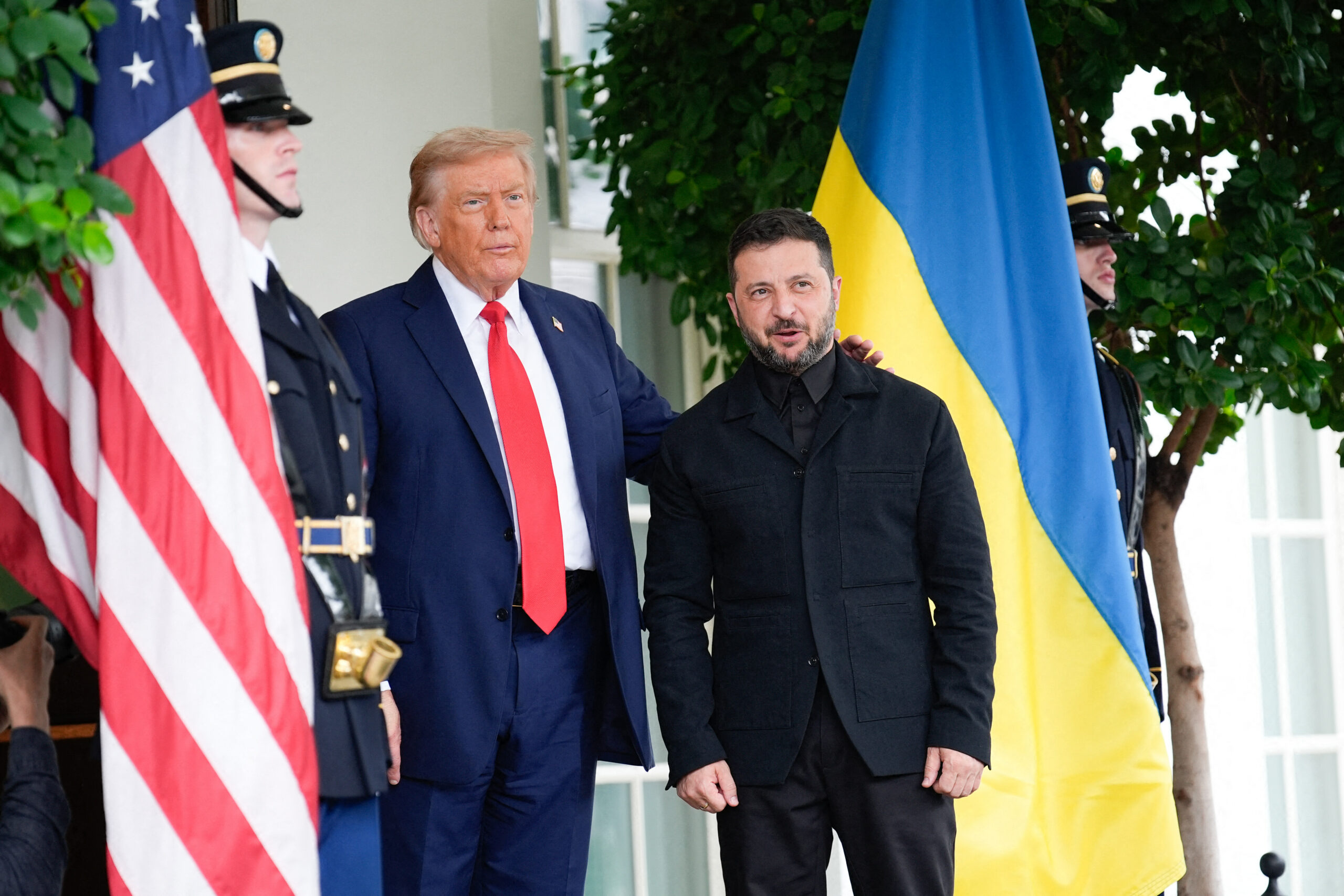 Volodimir Zelenski in costum la Mar a Lago cu Trump