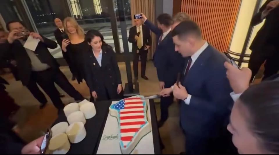 George Simion in SUA Liderul AUR a taiat un tort in forma de Groenlanda decorat cu steagul american