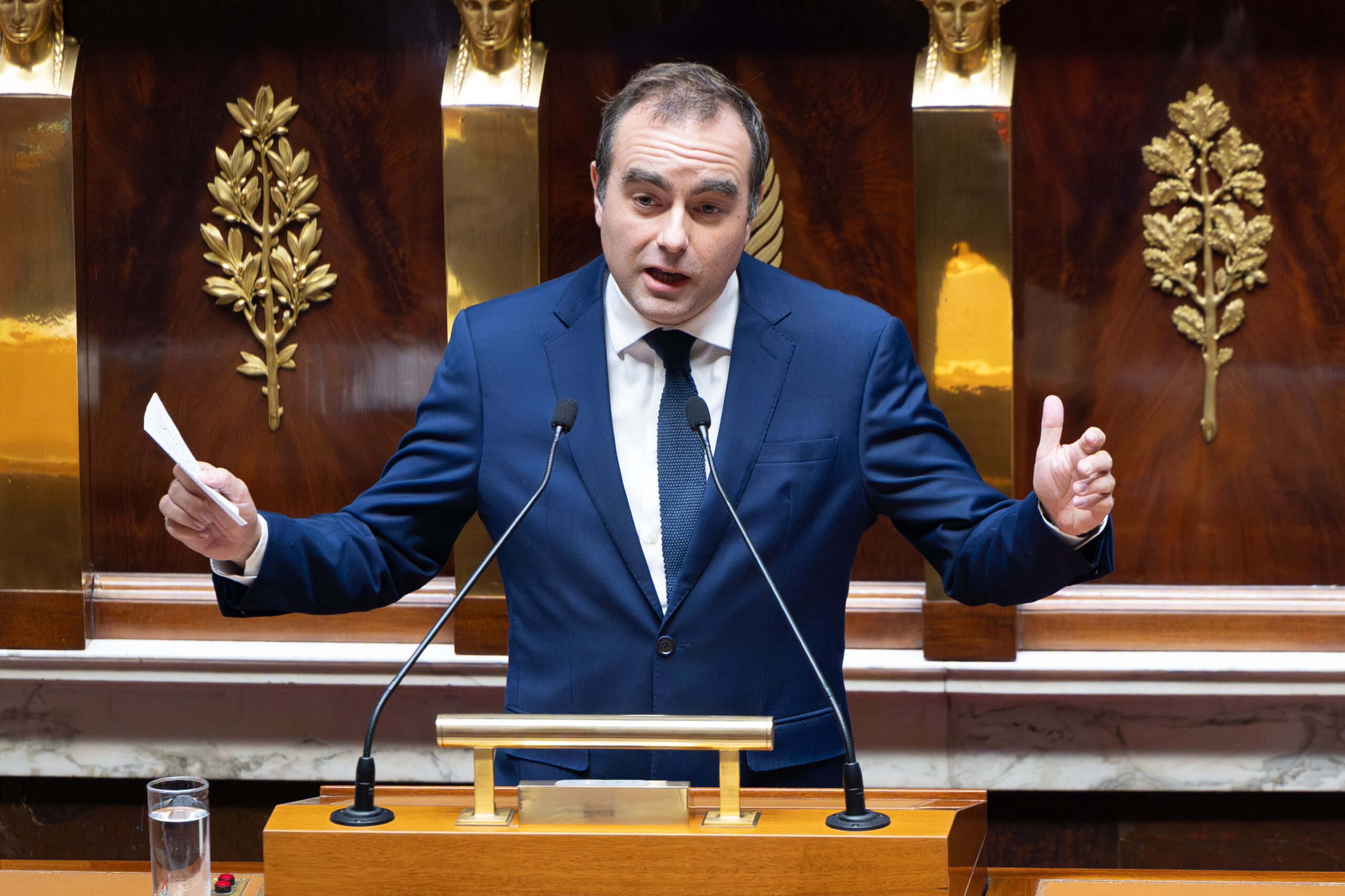 Guvernul Frantei depaseste motiunile de neincredere si se apropie de adoptarea bugetului