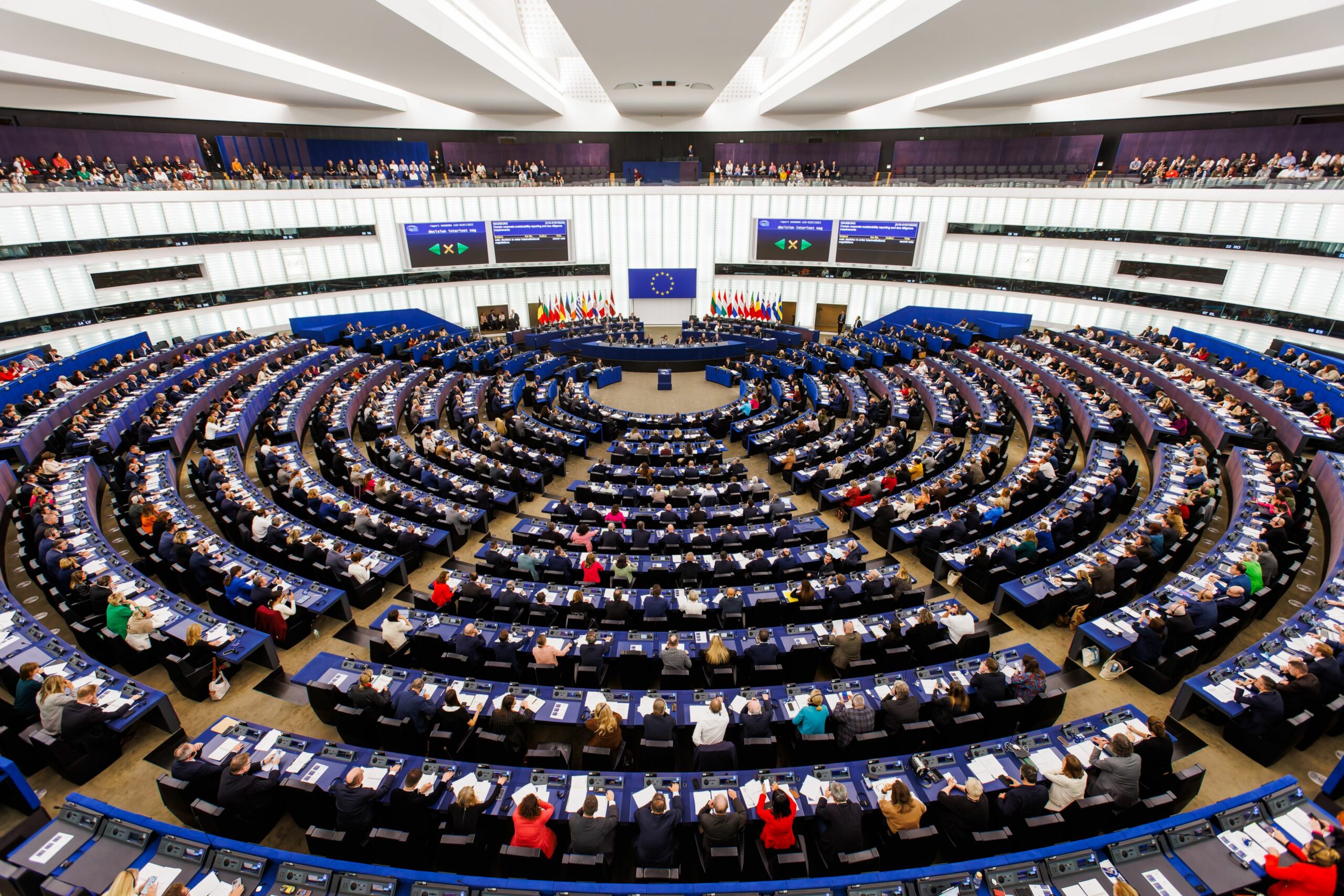 Parlamentul European a aprobat cooperarea consolidata pentru un sprijin financiar de 90 de miliarde de euro destinat Ucrainei