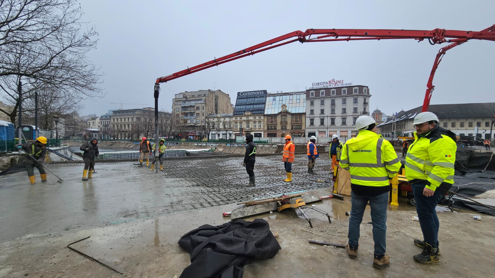 Starea lucrarilor la Planseul Unirii A fost turnata a patra sectiune a noii dale de beton