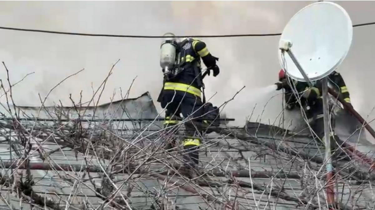 incendiu de proportii la case si anexe gospodaresti pe o strada din bucuresti doua persoane au fost
