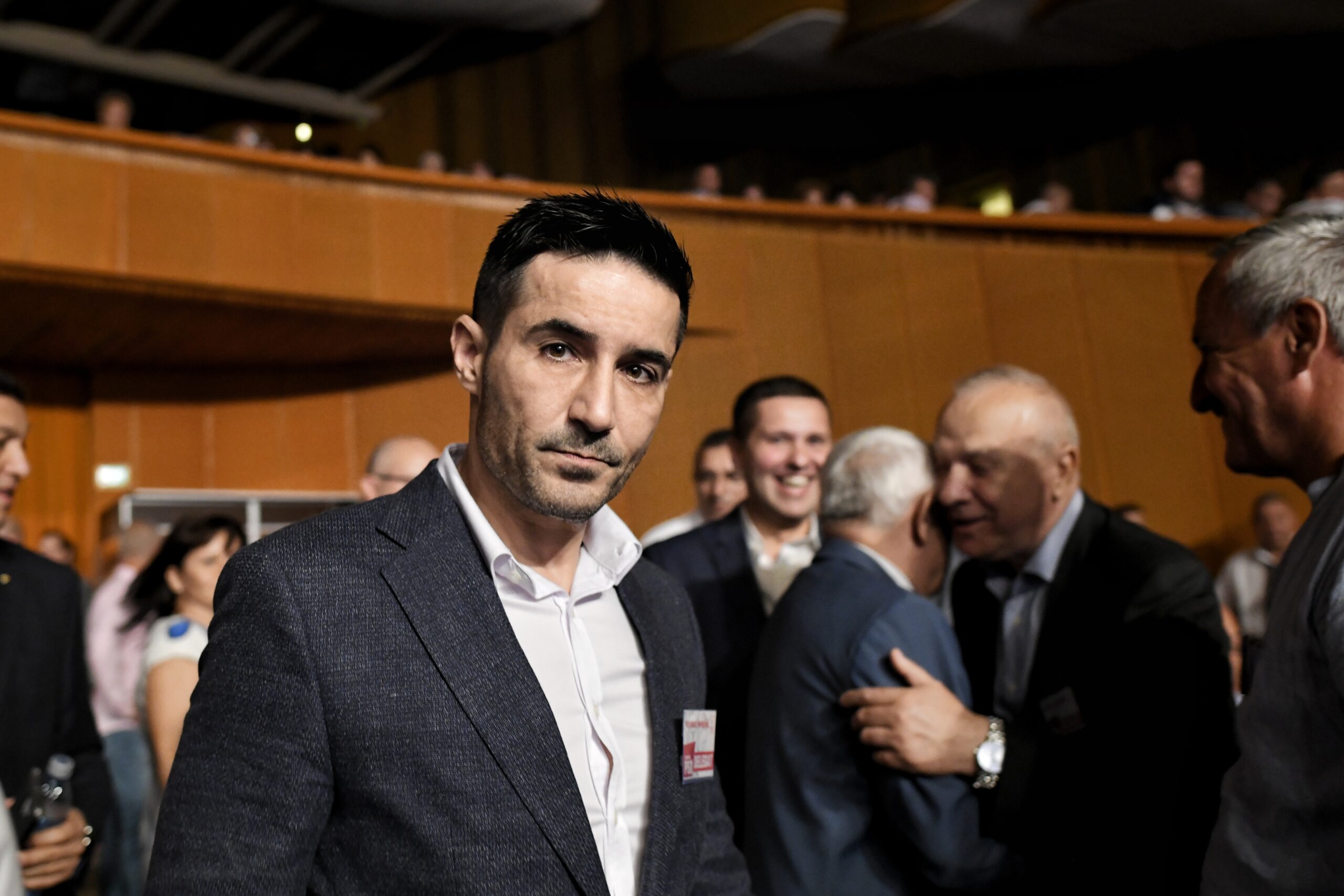 manda exclusa varianta de a iesi de la guvernare si de a vota un guvern minoritar