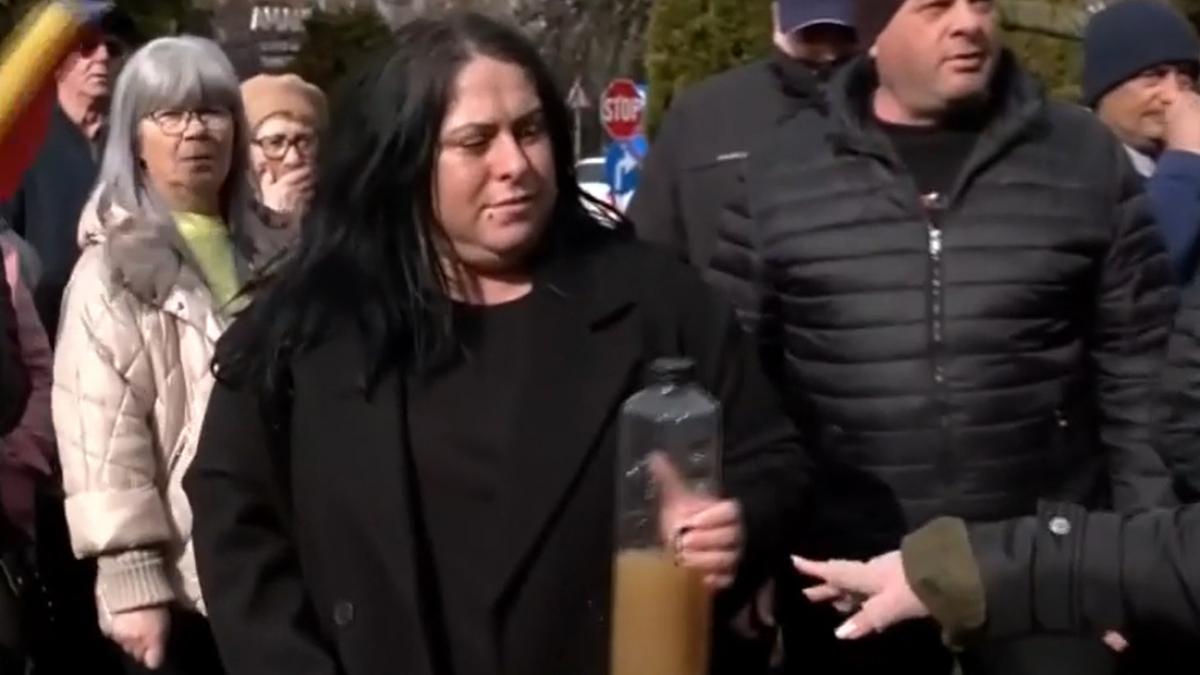 Apa apa apa Oamenii disperati din Curtea de Arges au protestat din nou si au adus