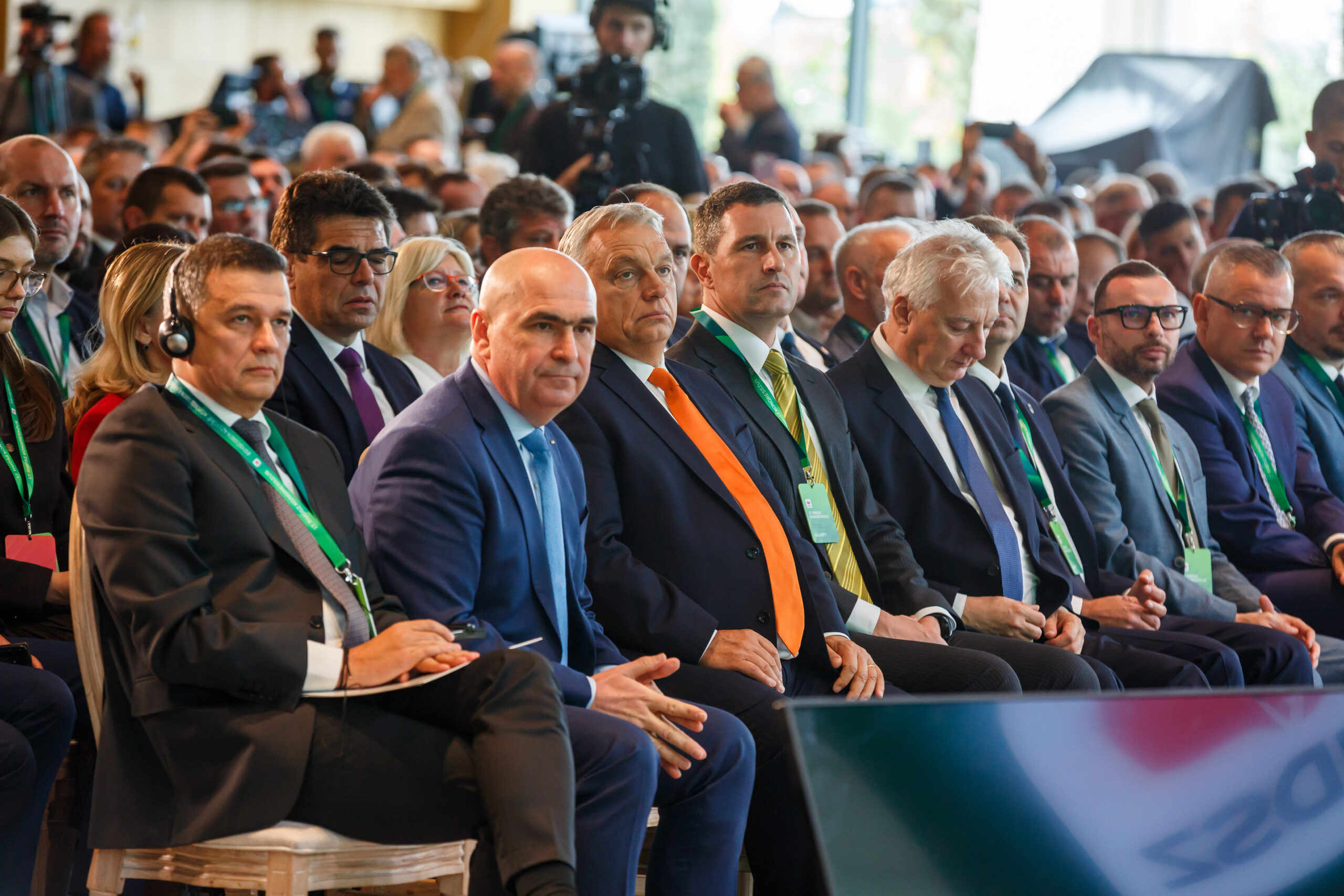 Grindeanu discurs ferm in fata premierului Bolojan Nimeni nu va afecta fondurile destinate comunelor Presedintii PNL si PSD confruntare directa la Adunarea Generala a Asociatiei Comunelor din Romania