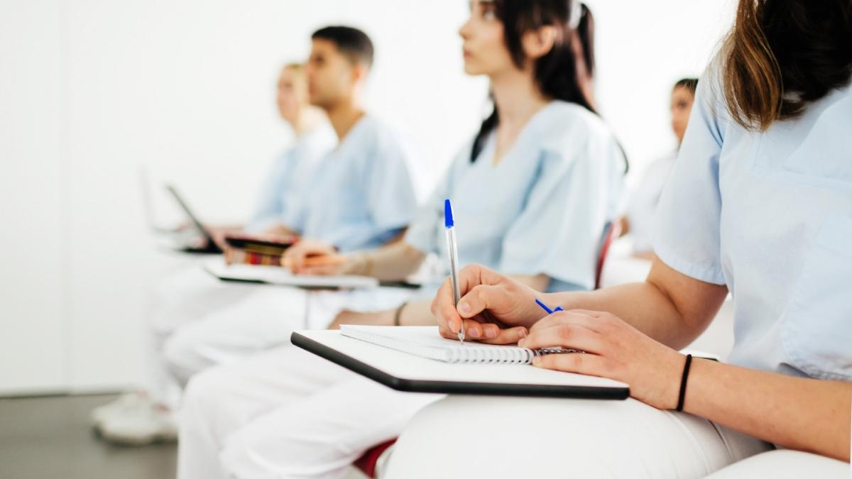 Studentii la Medicina isi exprimau nemultumirea fata de propunerea lui Bolojan de a munci cativa ani in Romania