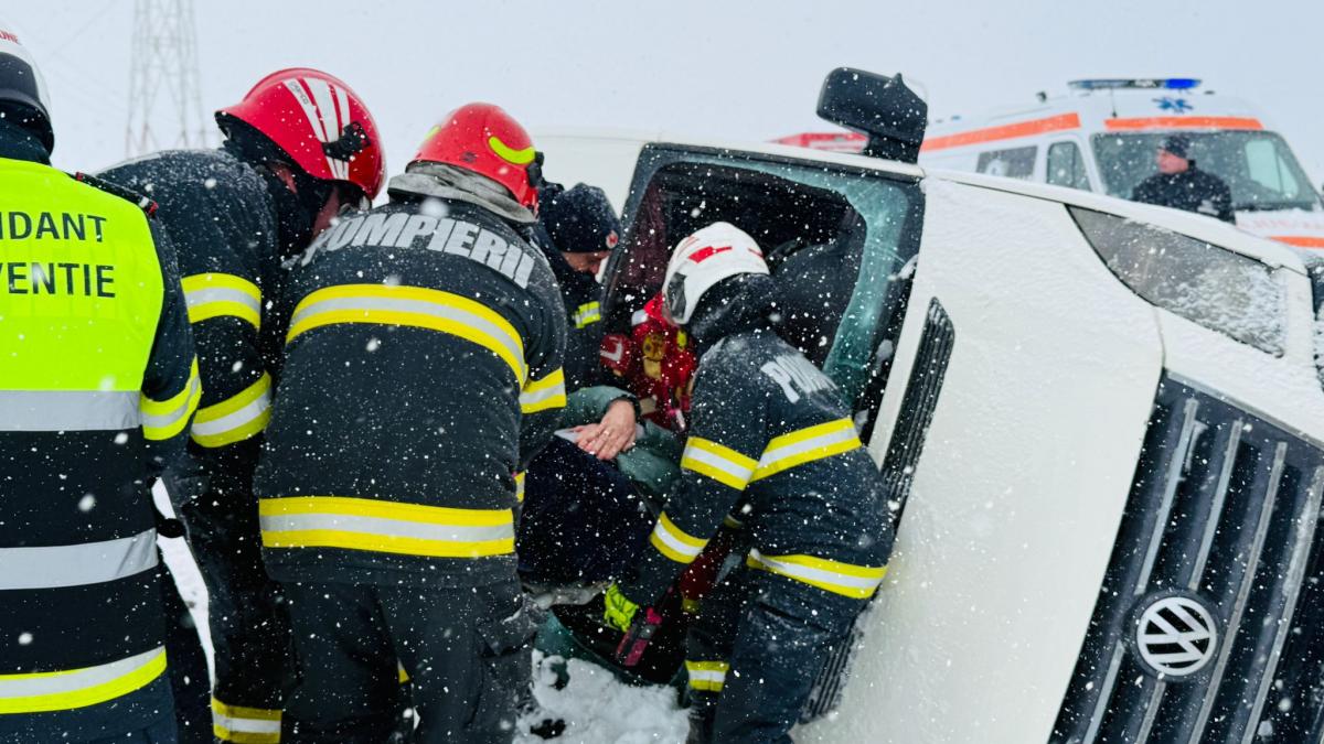 accident in giurgiu un microbuz cu 16 pasageri s a rasturnat activandu se planul rosu