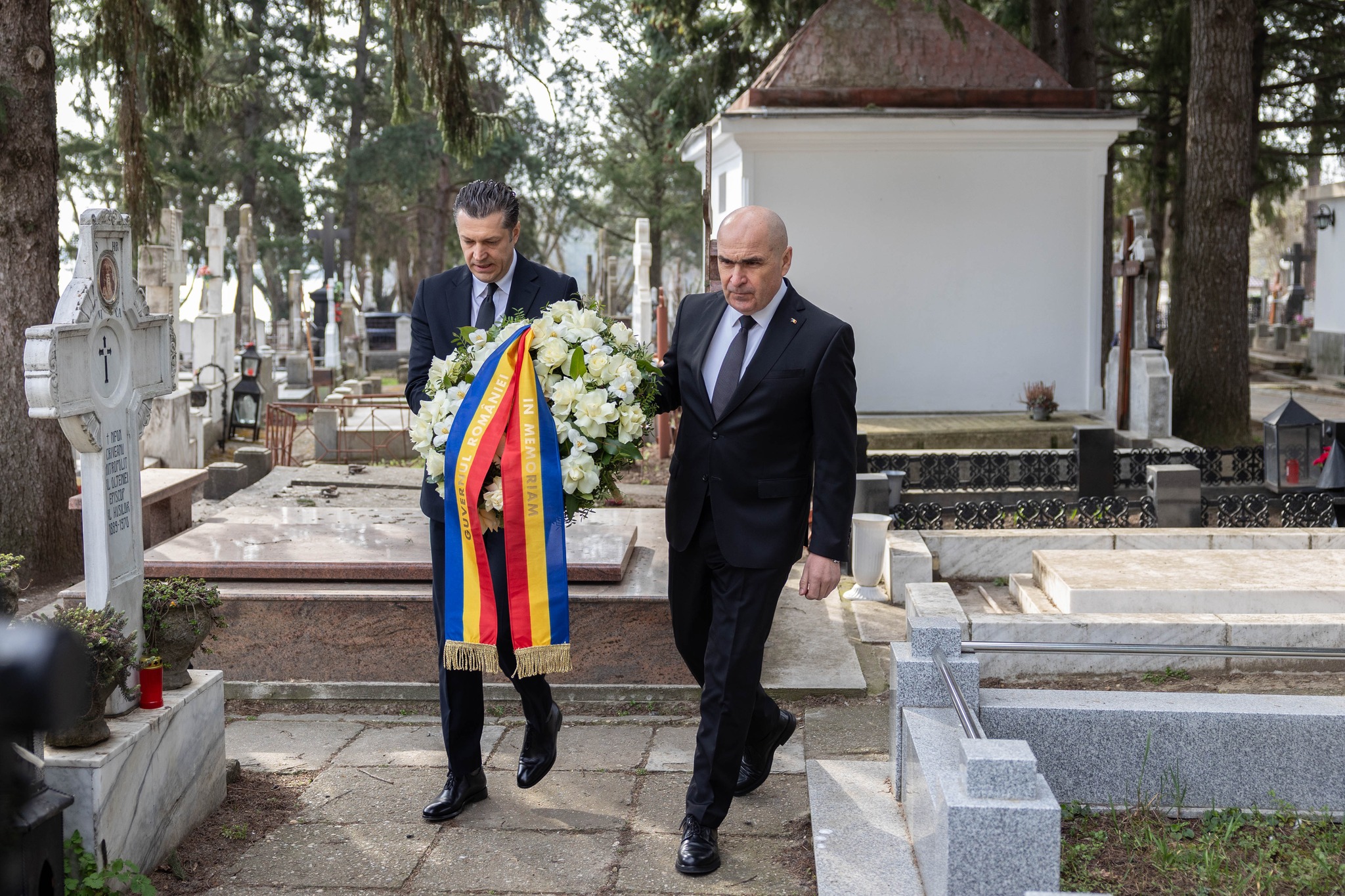 108 ani de la Unirea Basarabiei cu Romania Bolojan a depus coroane de flori la Manastirea Cernica