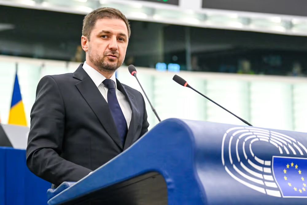 Adrian Axinia europarlamentar AUR Avem un presedinte ilegitim posibil infractor Trebuie suspendat si demis din functie