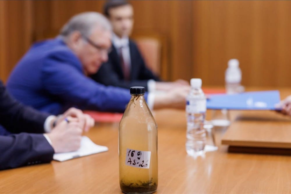 Ambasadorul Rusiei la Chisinau a primit o sticla cu apa poluata din Nistru