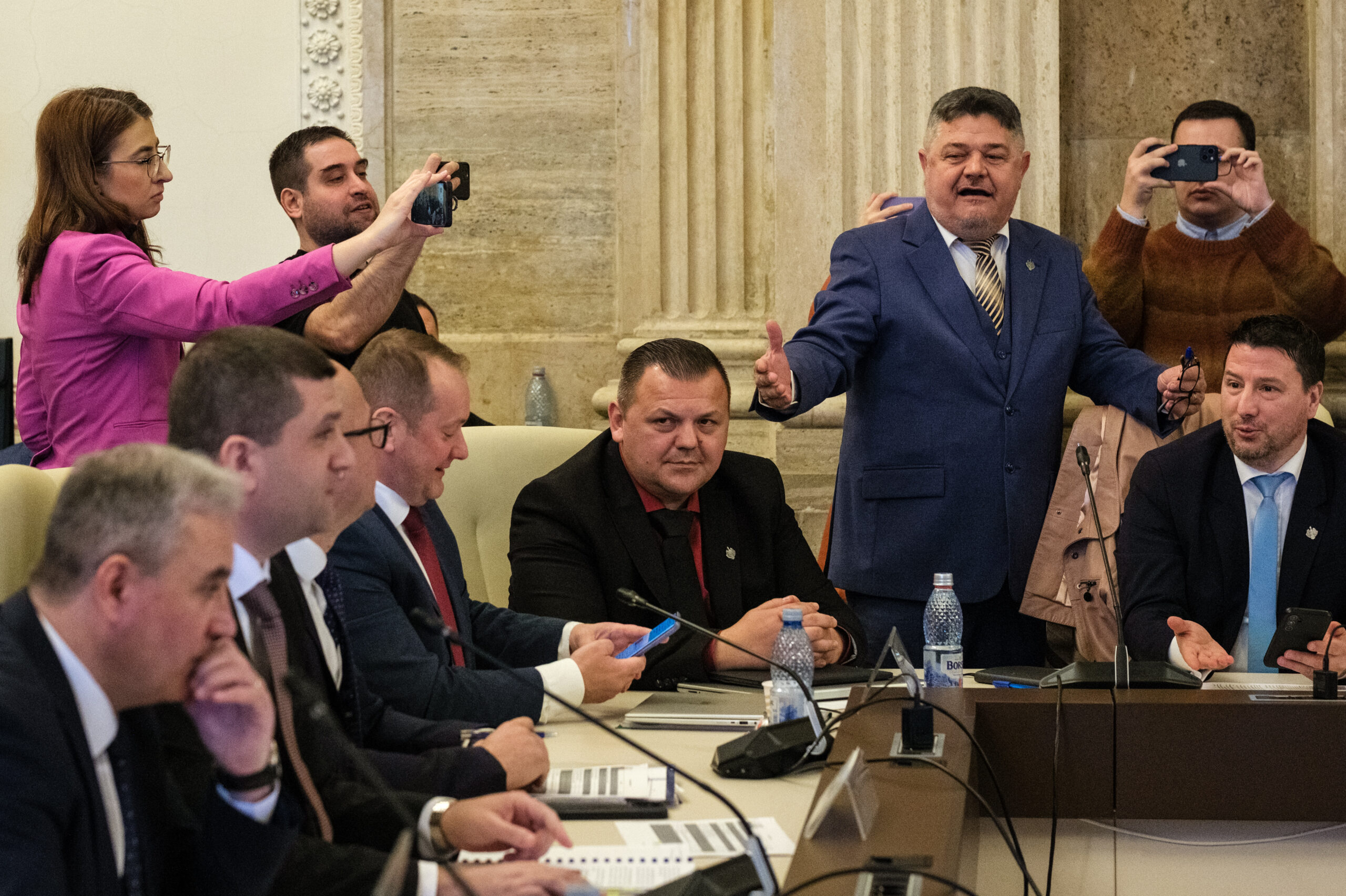 Amendament PSD aprobat cu sprijinul AUR Ajutoare unice pentru pensionarii militari cu venituri sub 3000 de lei aprobate in comisii