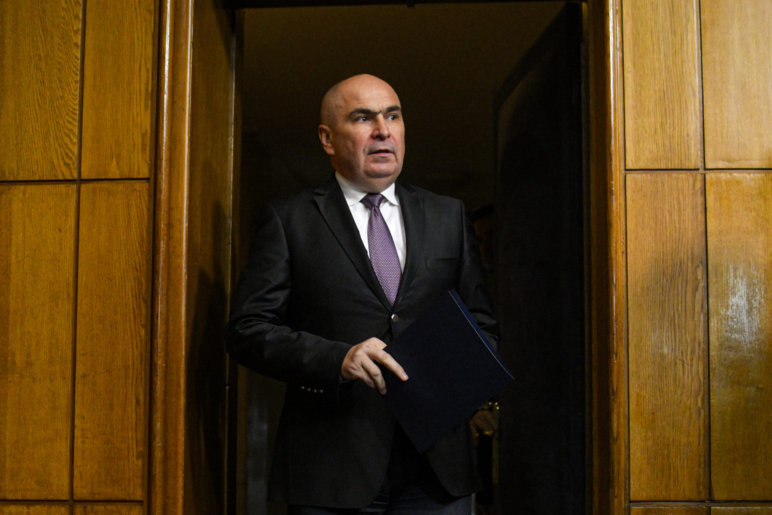 Bolojan Guvernul va scadea acciza la motorina pentru a controla cresterea de preturi