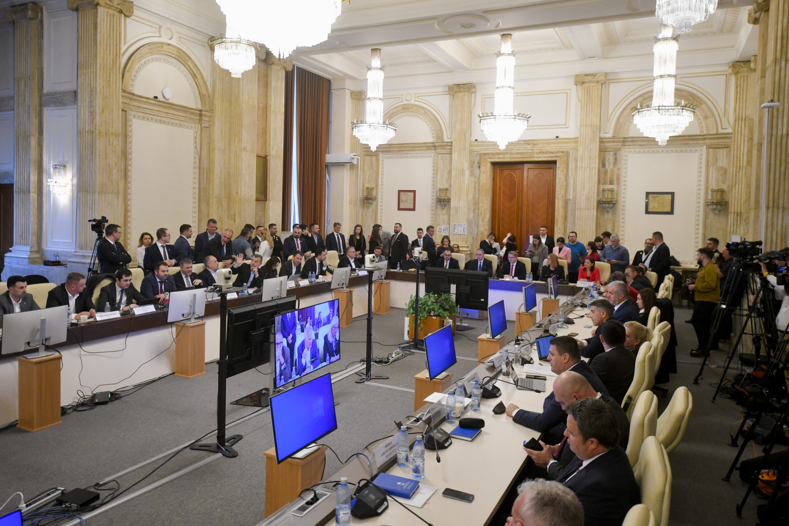 Cum percepe Reuters criza bugetara din Romania Deficit record recesiune tehnica si o coalitie fragila