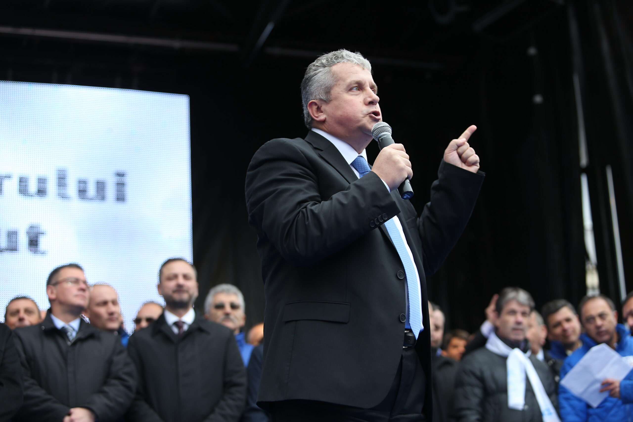 Daniel Buda Fermierii din sectorul ovin si caprin din Romania se afla intr un blocaj total am solicitat interventia urgenta a Comisiei Europeane
