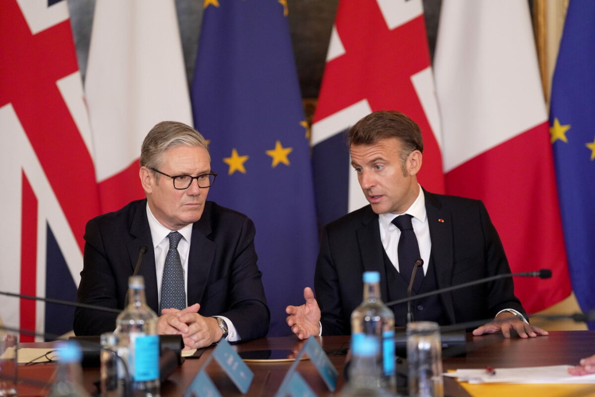 Jurnalistii de la Londra Starmer umilit deoarece Macron trimite nave de razboi franceze pentru a proteja bazele britanice
