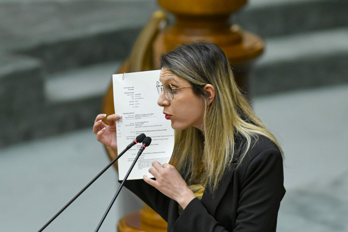 O noua motiune ii este indreptata ministre Mediului Diana Buzoianu comisarul rosu verde al setei si intunericului
