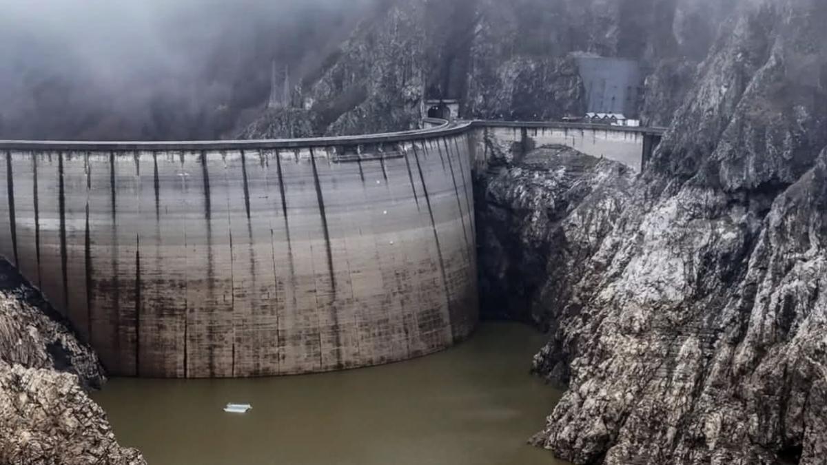 Poluare severa in lacul de acumulare Vidraru Autoritatile iau masuri pentru a asigura continuitatea