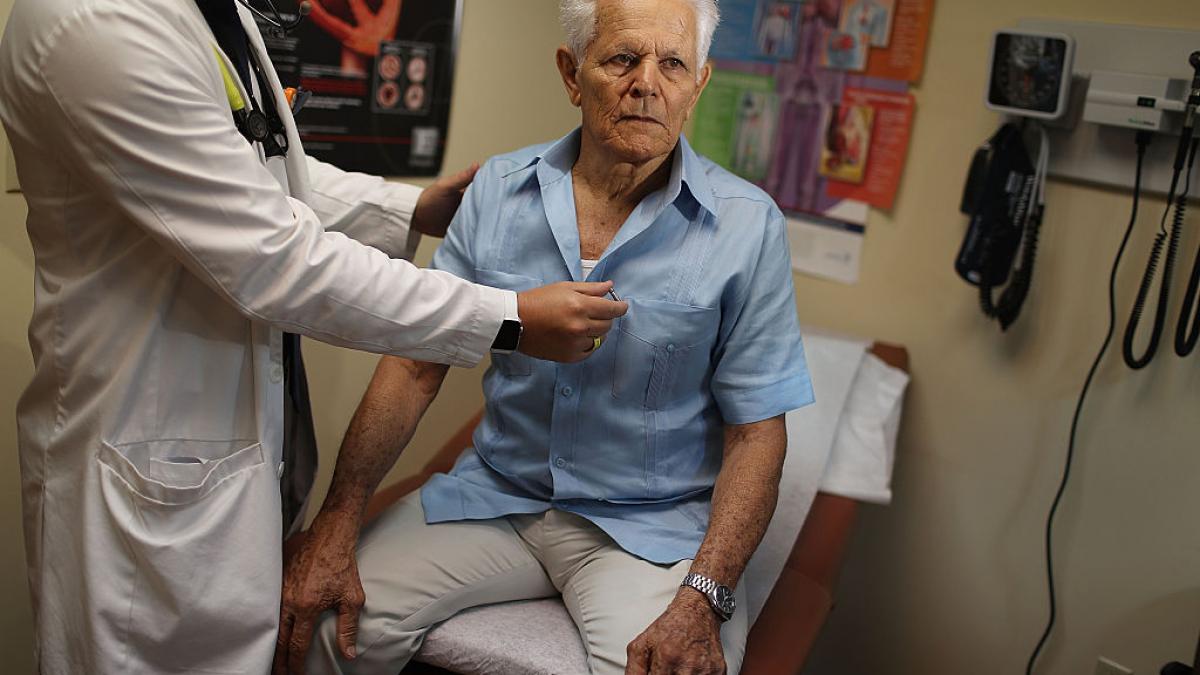 Romanii nu isi mai permit sa mearga la doctor amana vizitele iar 8 din 10 spun ca ar prefera sa