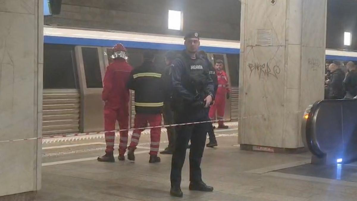 Un tanar de 21 de ani a murit dupa ce a fost lovit de metrou la statiao Piata Unirii 2 din Bucuresti