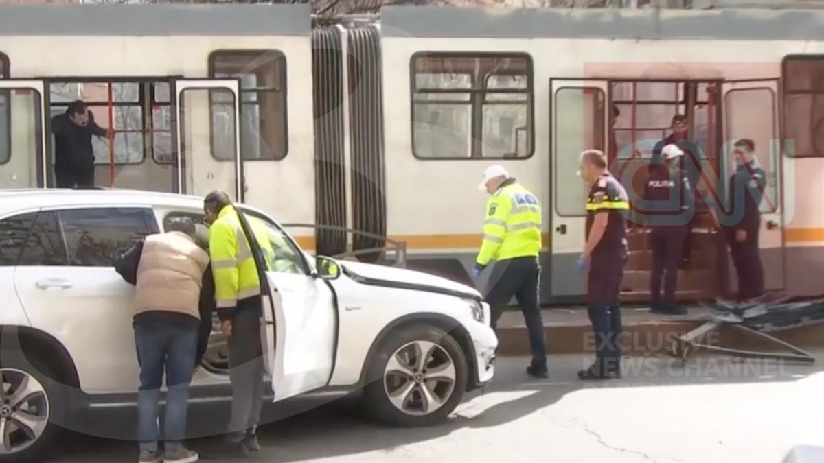 accident grav in bucuresti o masina a lovit un refugiu provocand ranirea a trei pasageri si