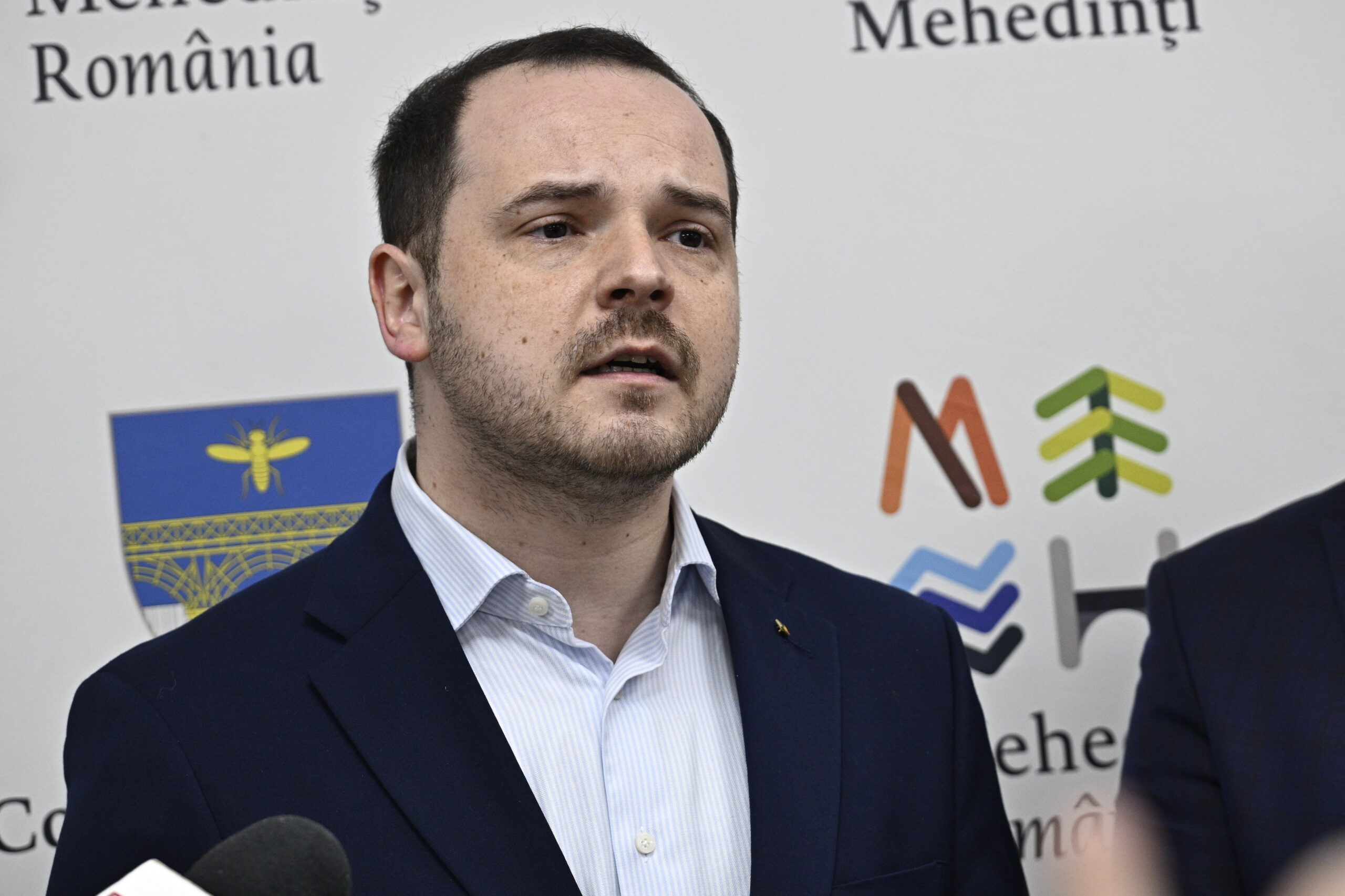 rogobete cineva a spus sa lasam masinile acasa nu pot lasa ambulantele in garaj