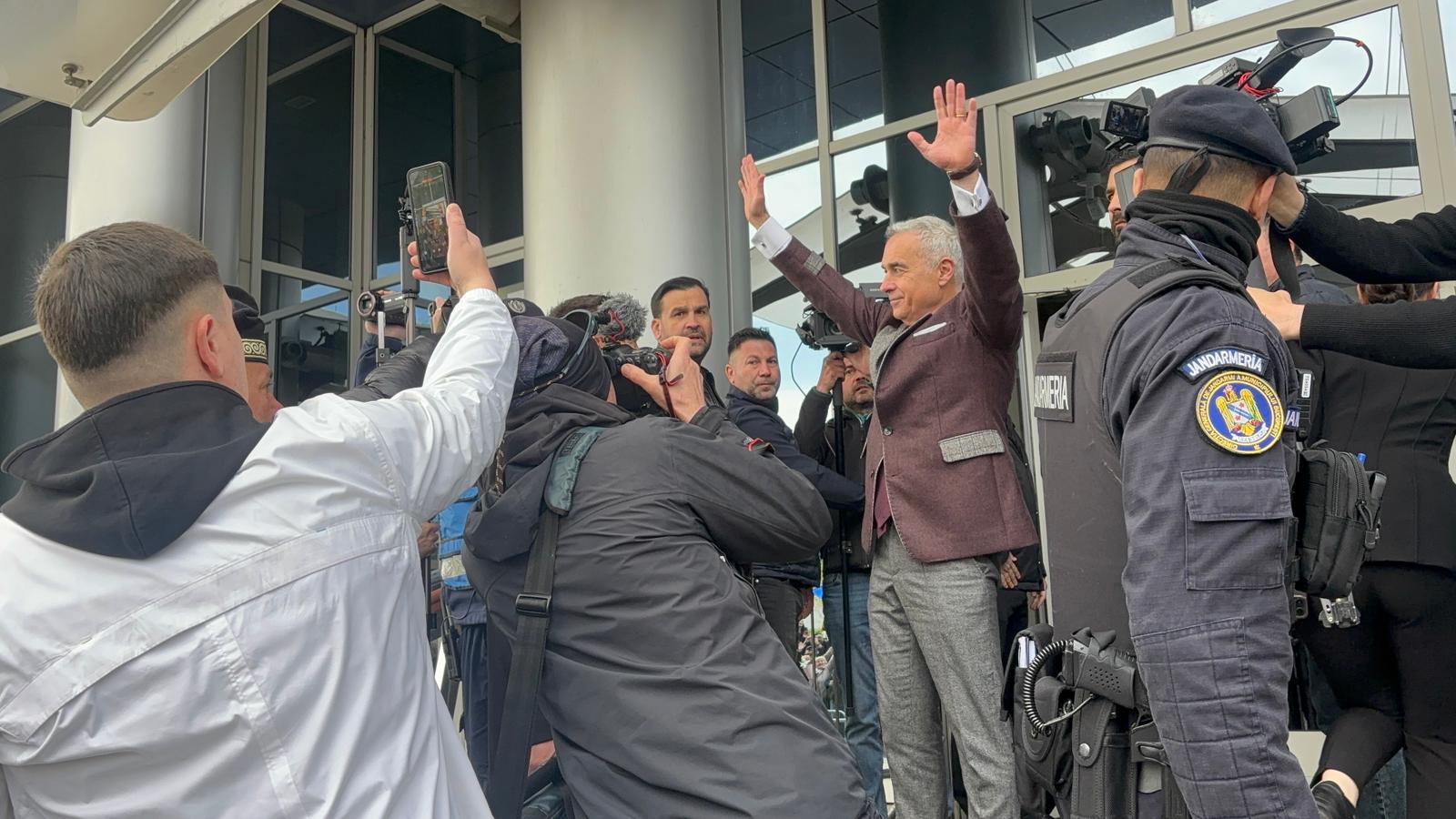 Calin Georgescu critic la iesirea de la ICCJ Un guvern de gaini speriate care rascoleste pamantul incercand sa demonstreze ca pot zbura