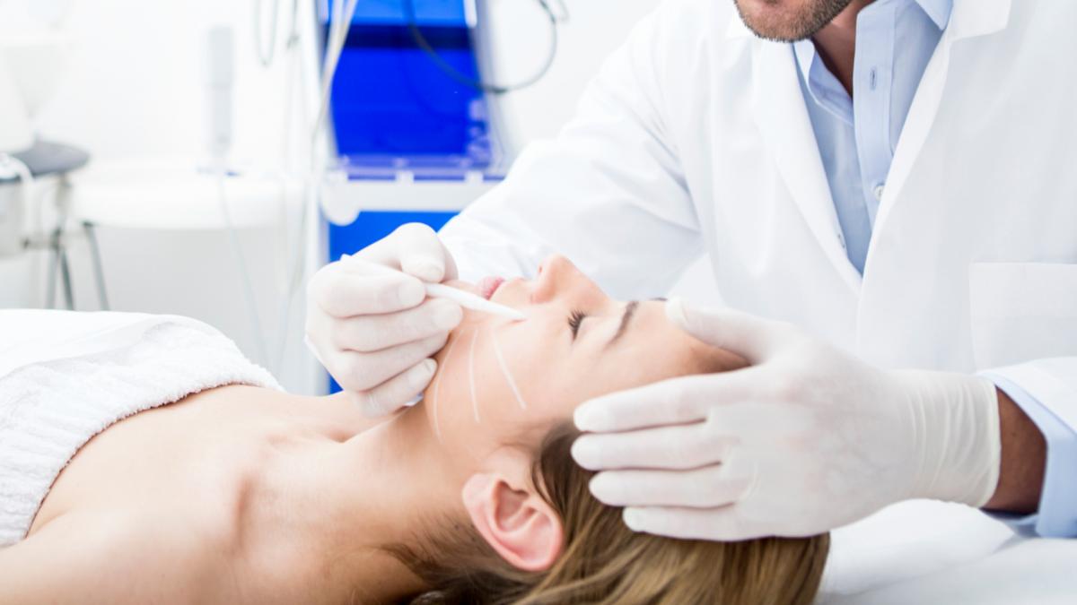 Colegiul Medicilor il cerceteaza pe medicul din Bucuresti la care o pacienta a solicitat o interventie de lifting