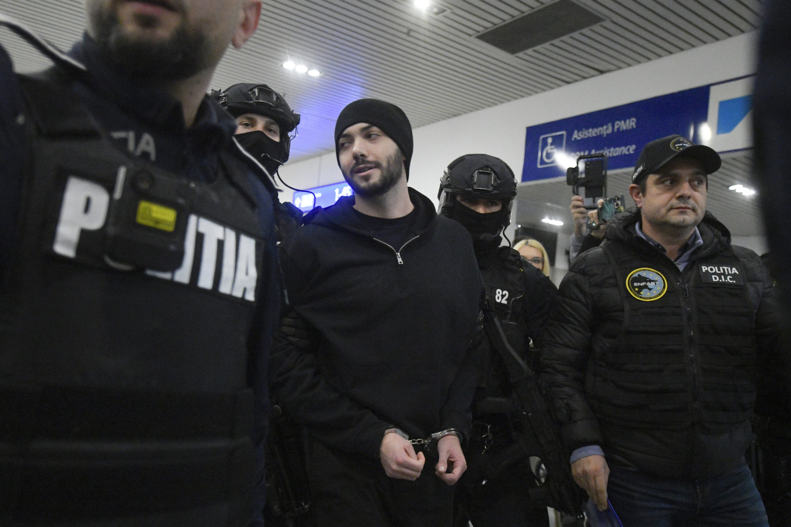 Fiul si nepotul lui Horatiu Potra au fost eliberai din arestul la domiciliu Instanta le a interzis sa comunice cu Calin Georgescu