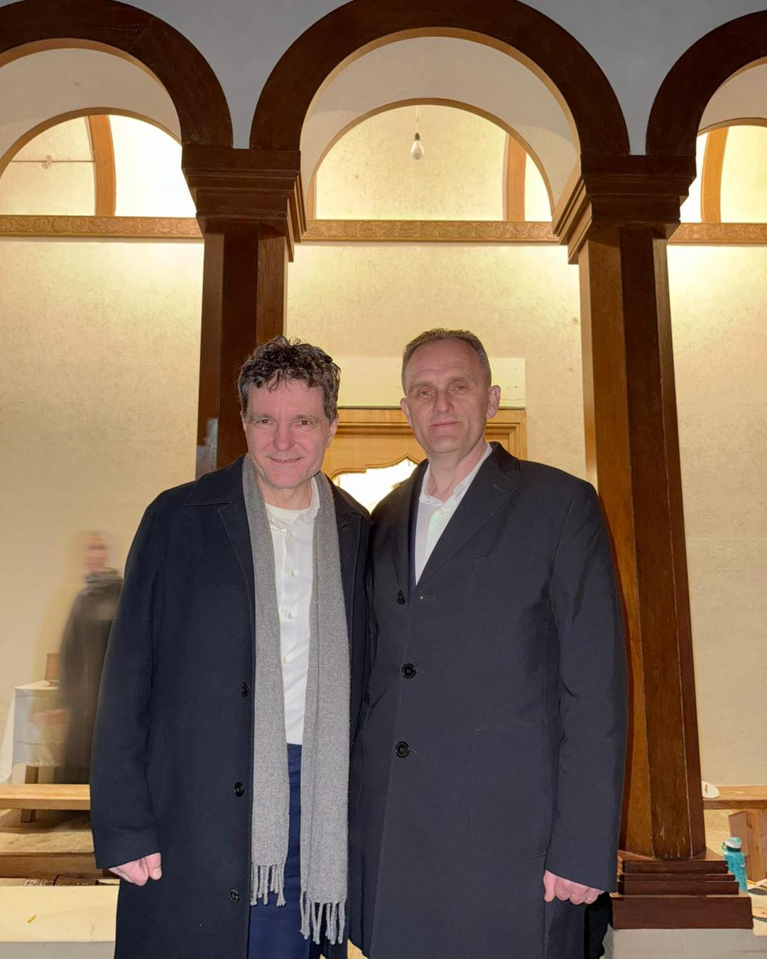 Presedintele Nicusor Dan a facut o vizita neanuntata la o manastire Dupa slujba s a fotografiat alaturi de un lider PSD