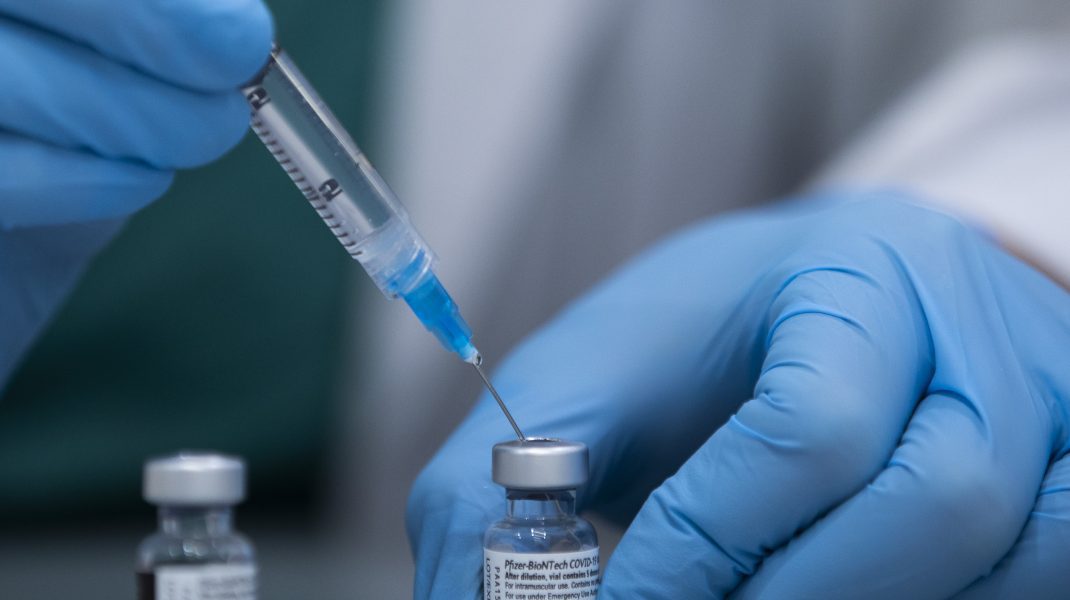 Propunere POT Romanii vaccinati cu Pfizer care nu mai pot lucra sa primeasca despagubiri de 1200 de euro pe luna pana la pensie