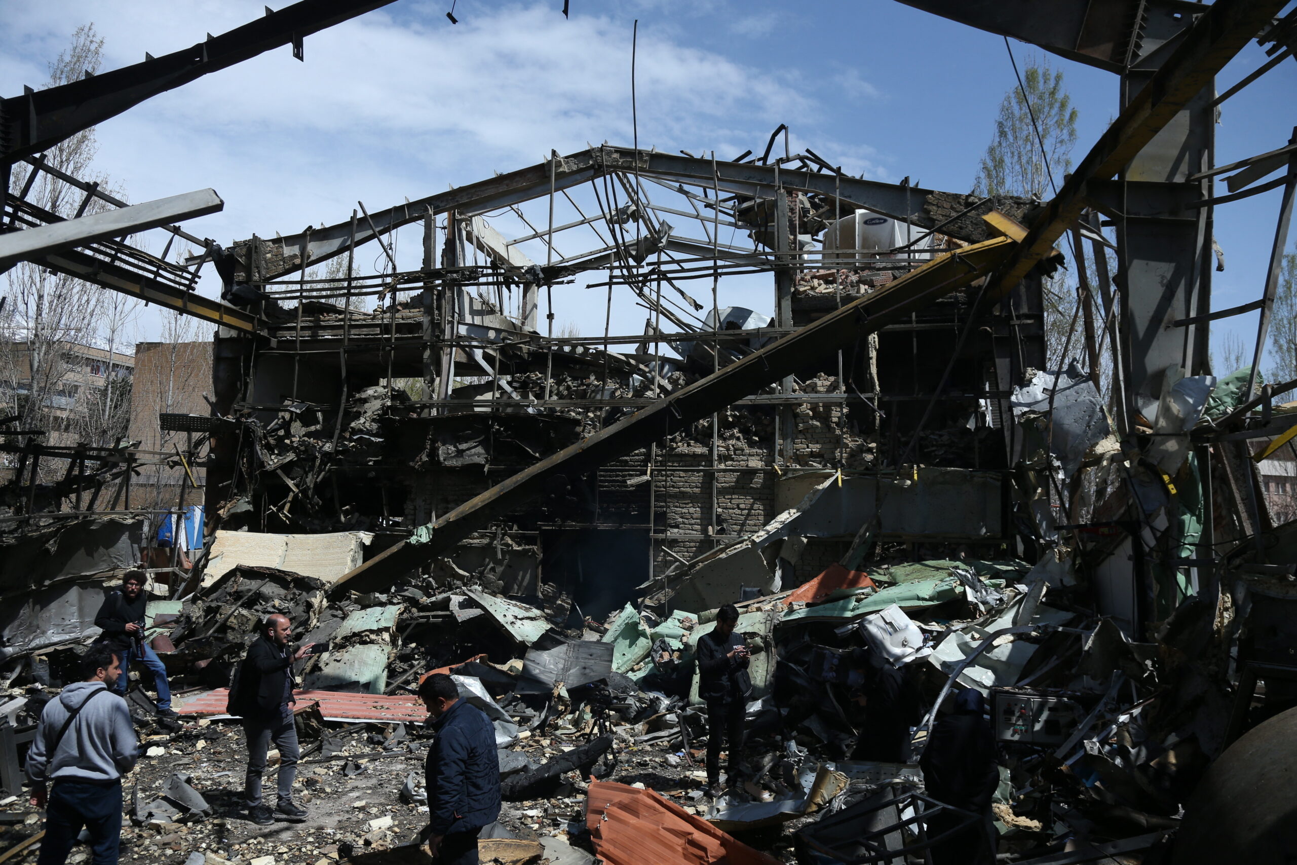 Razboiul din Orientul Mijlociu ziua 39 Trump anunta ca un avion de vanatoare F 15 american a fost doborat de o racheta trasa de pe umar Insula Kharg a fost atacata prin multiple bombardamente conform informatiilor din presa iraniana