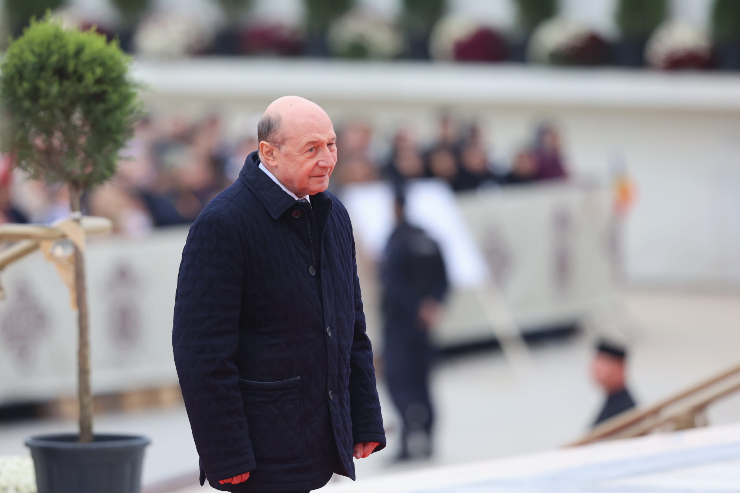 Traian Basescu Ar trebui sa se raionalizeze carburantul pentru a preveni o criza Plafonarea preurilor este o mare greseala