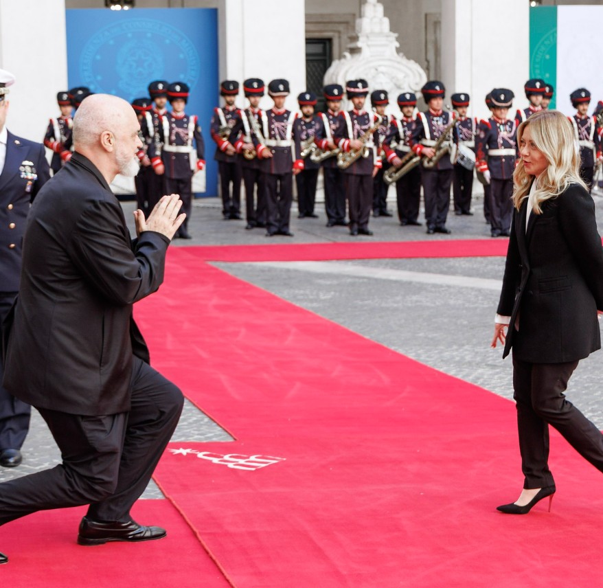 galanterie deosebita premierul unei tari s a ingenuncheat in fata sefei guvernului italian