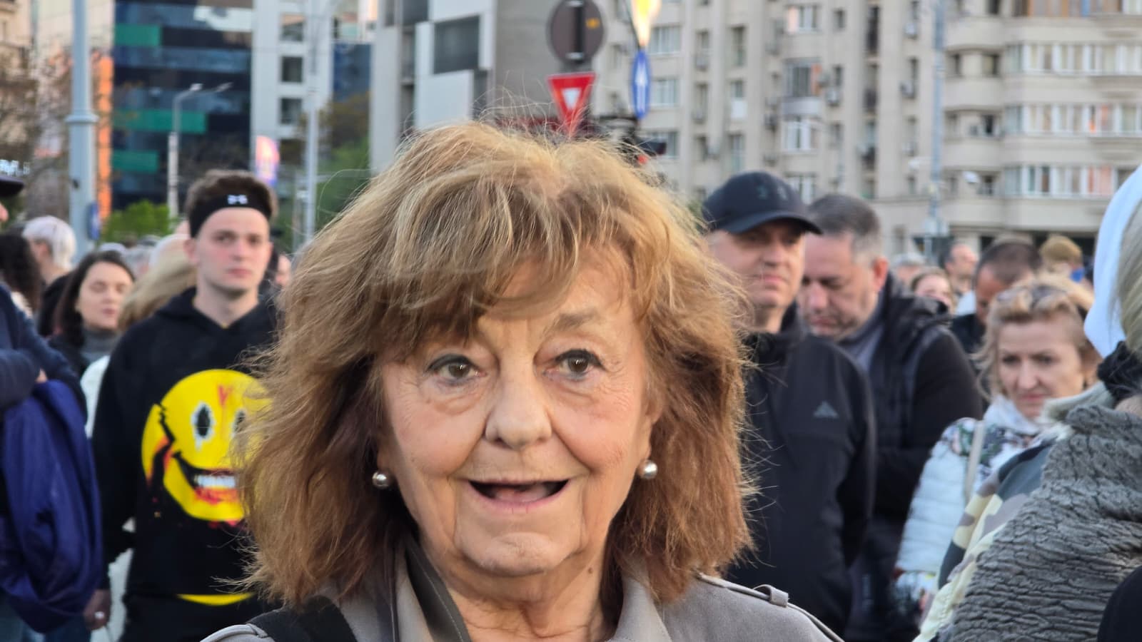 Ana Blandiana la mitingul de sustinere a lui Bolojan Nimeni nu doreste ca motiunea sa fie adoptata