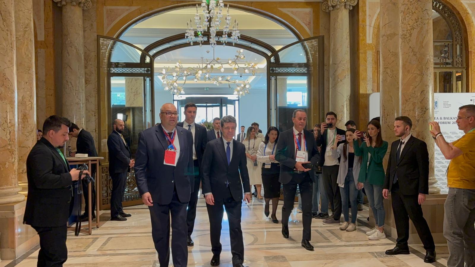 Avem de ales intre Europa si SUA Raspunsul lui Nicusor Dan Discutiile sunt pasionale