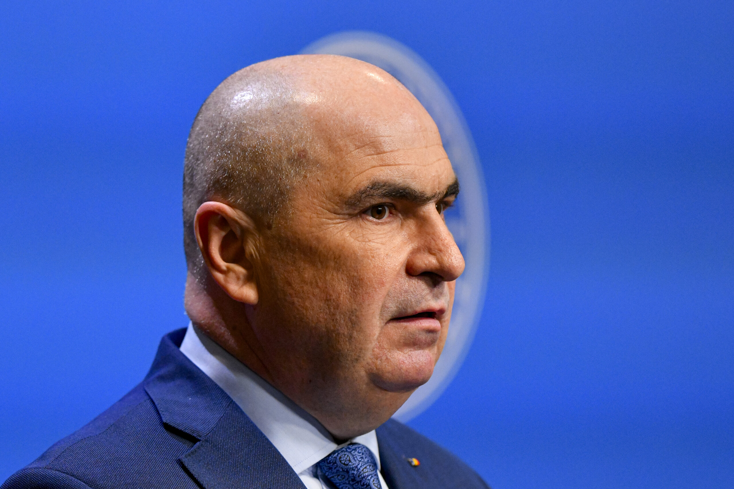 Ce se intampla din punct de vedere constituional daca Guvernul Bolojan este demis Cat timp poate ramane Bolojan in fruntea Executivului in cazul dimiterii sale