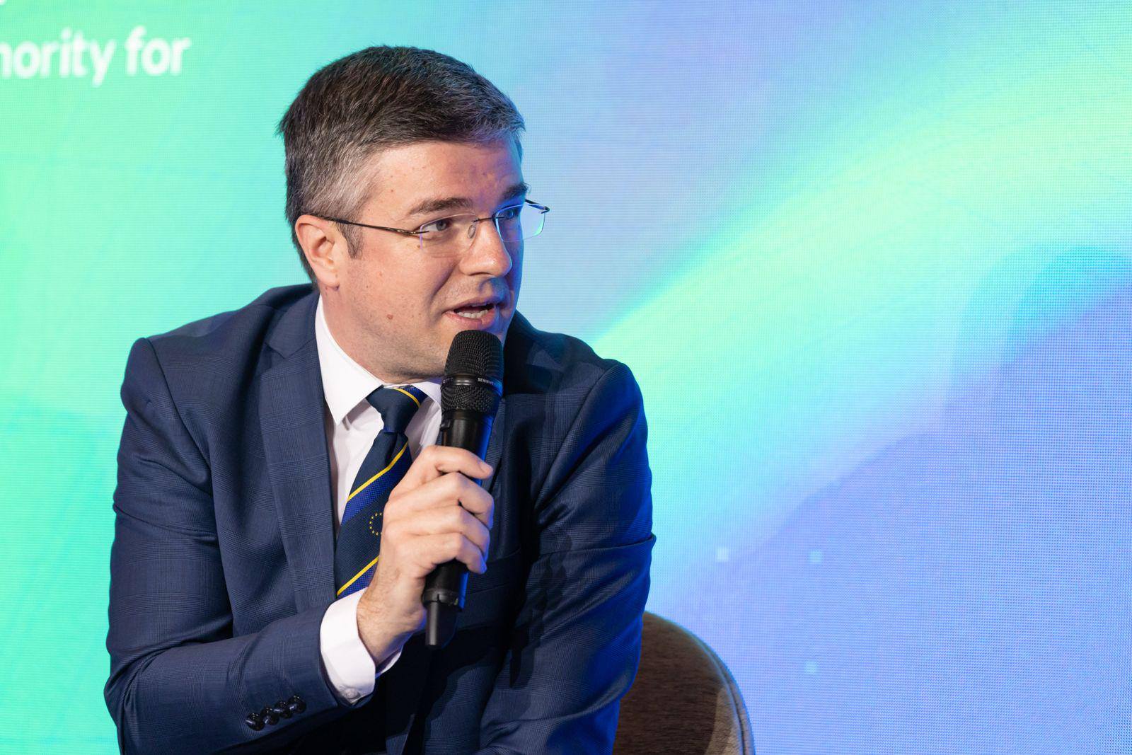 Irineu Darau Frictiunea si lentoarea administrativa reprezinta probabil cea mai costisitoare taxa invizibila din economie