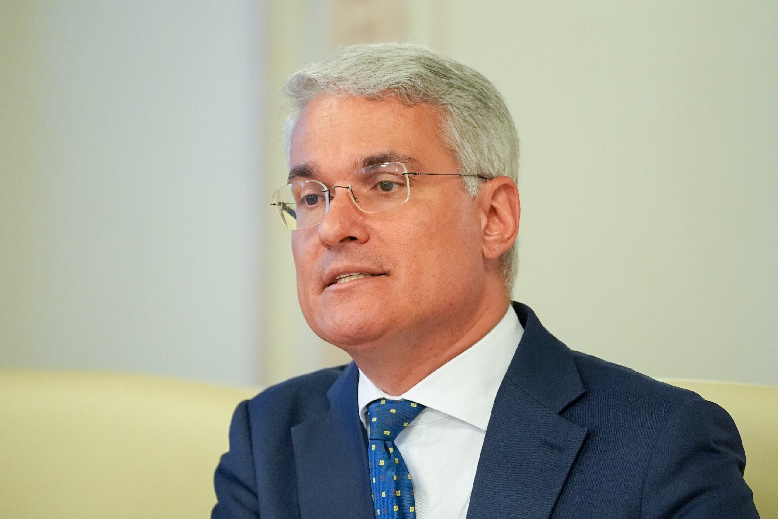 Pensia speciala se reduce cu 85 daca beneficiarul continua sa lucreze la stat Guvernul implementeaza noi reglementari pentru cumularea pensiei cu salariul