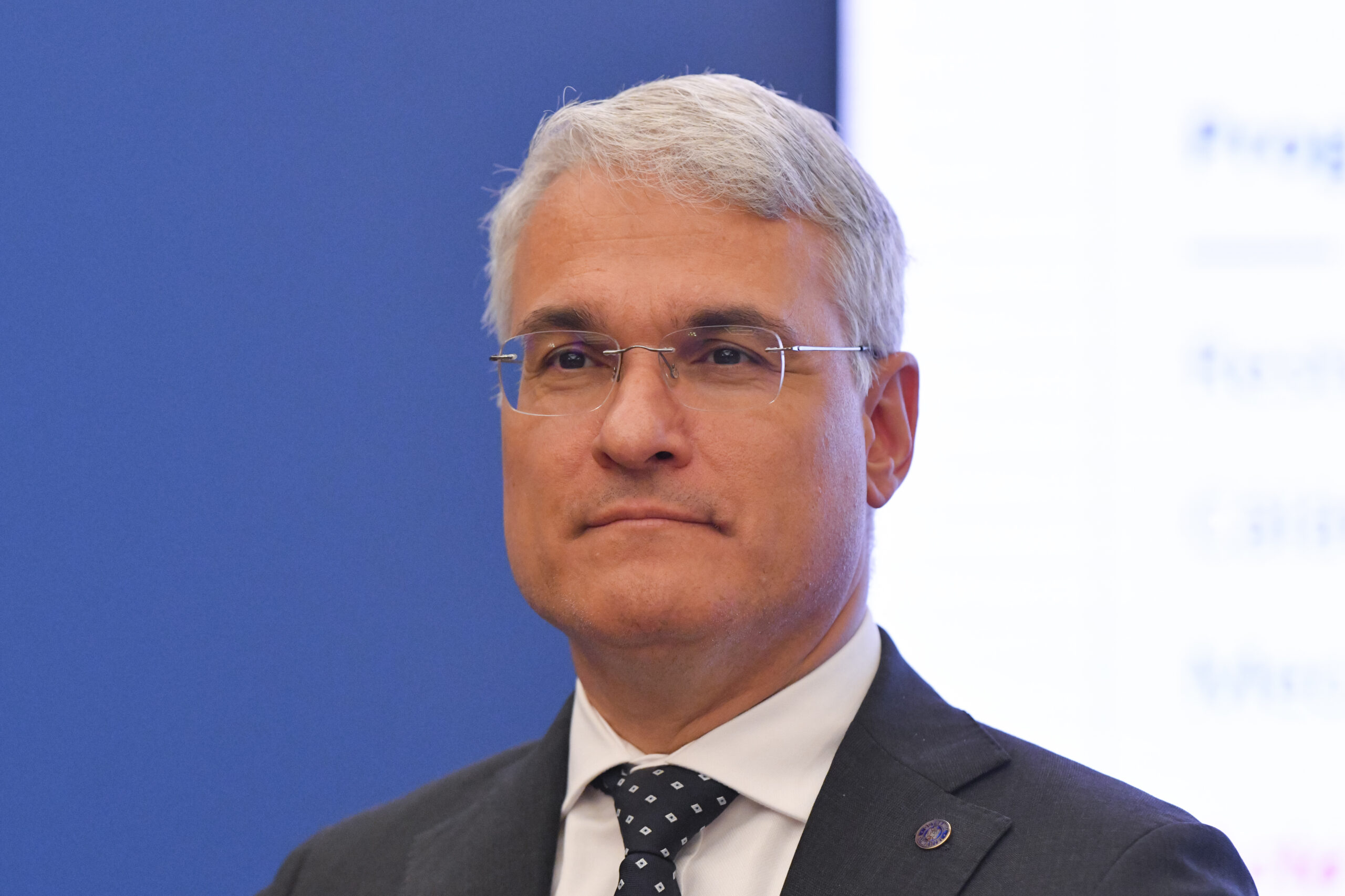 Pislaru l ar trimite pe Grindeanu pe o insula nelocuita
