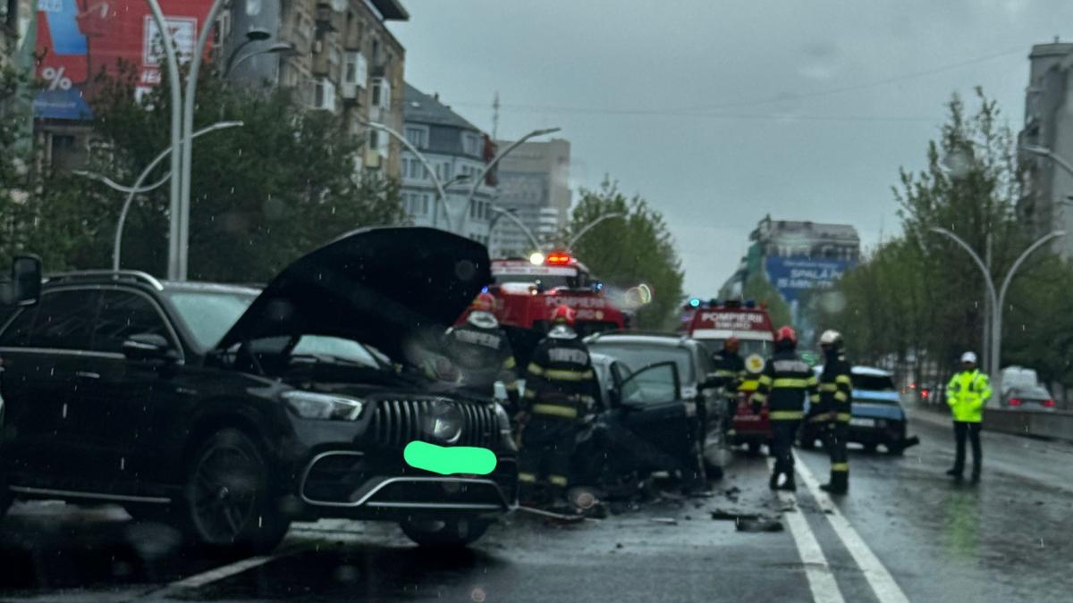 Trafic blocat pe cea mai importanta strada din centrul Bucurestiului A avut loc un accident cu patru masini