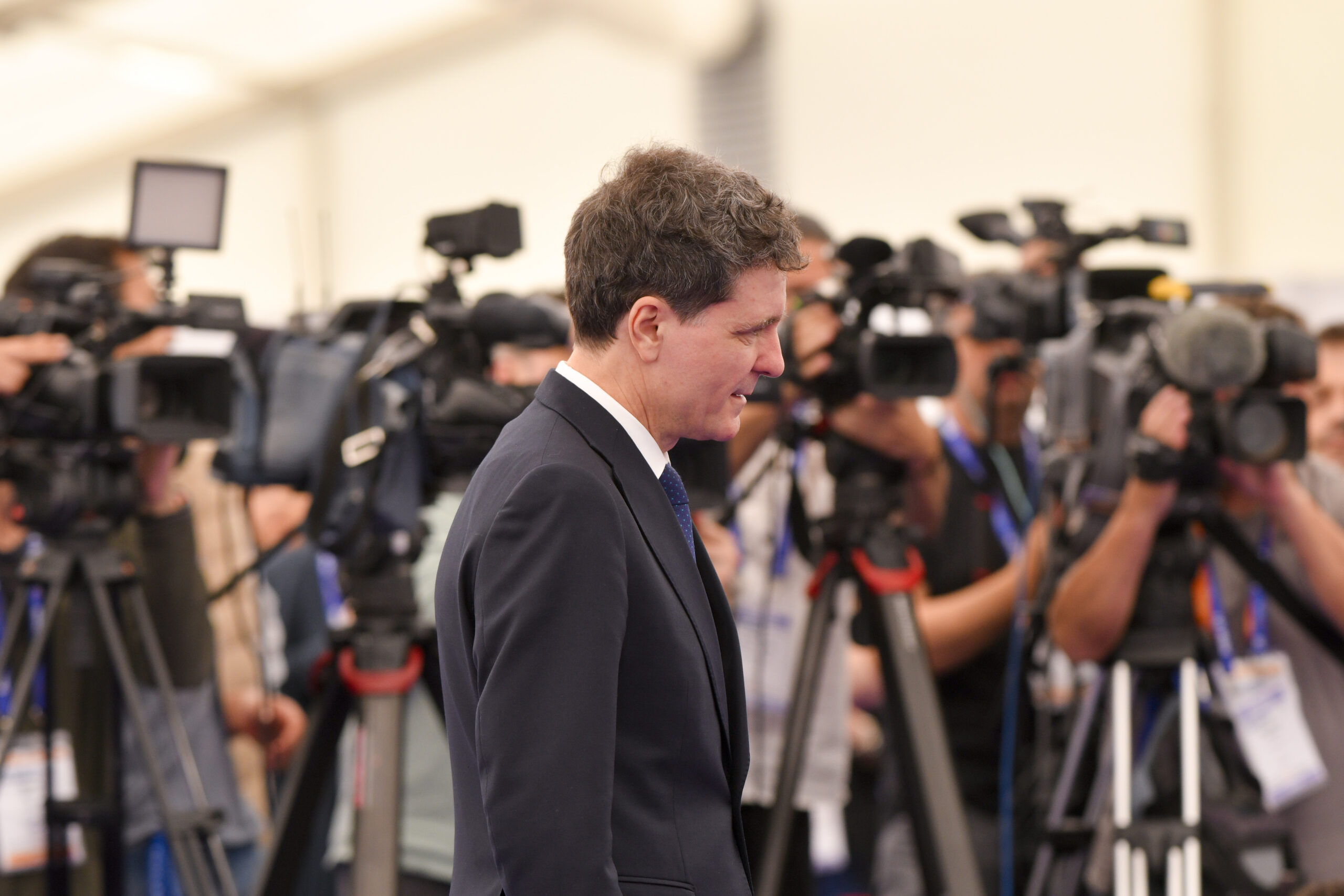 euractiv nicusor dan eroul de ieri al ue este acum un zero in stil maga orchestreaza criza politica din romania
