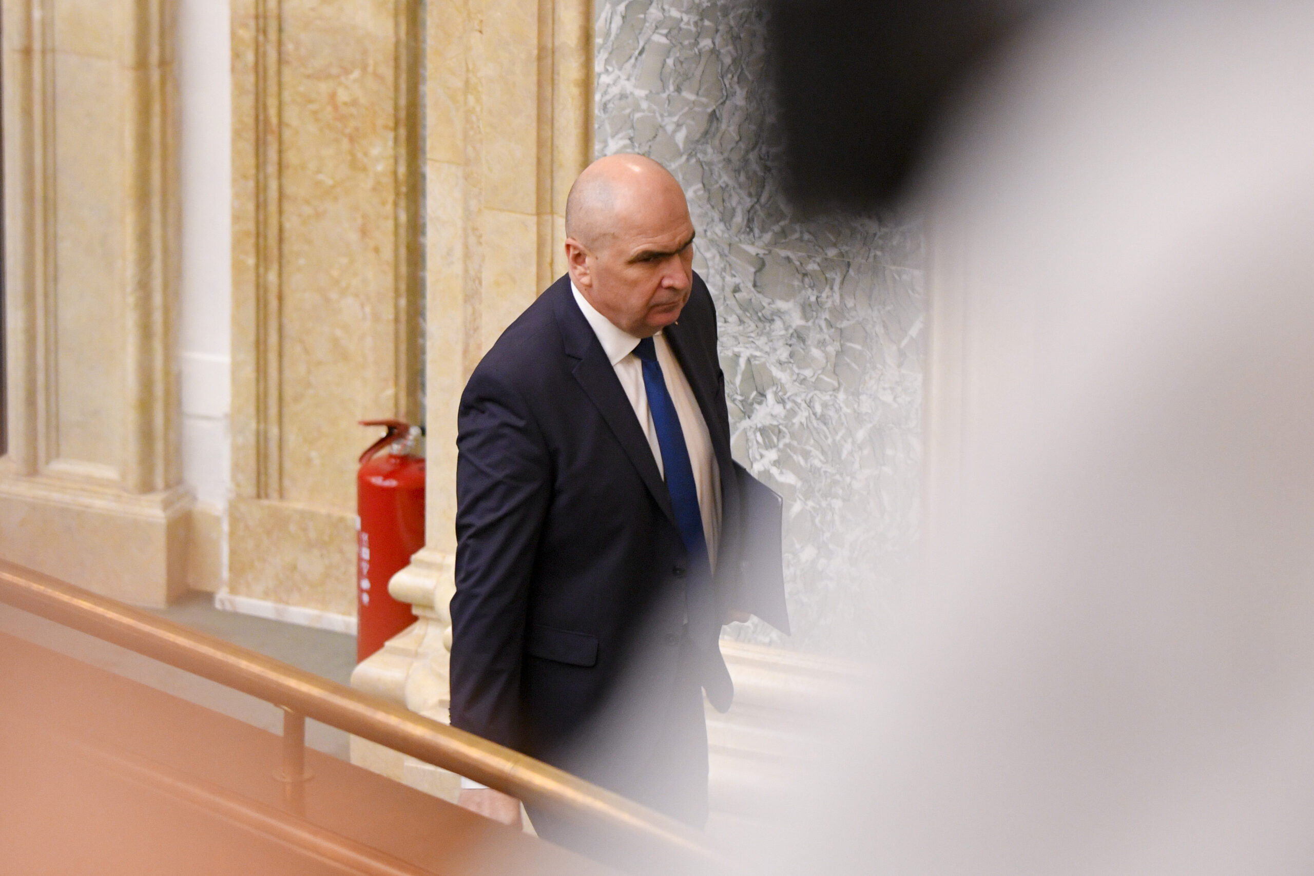 zi cruciala pentru bolojan motiunea psd aur poate schimba guvernul pnl se va retrage din sala la vot premierul a ajuns la parlament