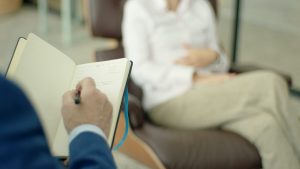 Adolescentii care au implinit 16 ani ar putea sa consulte un psiholog fara a necesita acordul parintilor